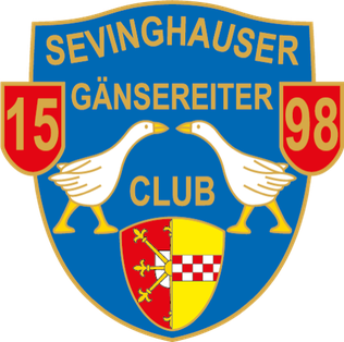 Sevinghauser Gänsereiterclub 1598 e.V. Der Sevinghauser Gänsereiterclub 1598 e.V. ist ein traditionsreicher Verein aus Bochum, der sich der Pflege des historischen Gänsereitens widmet. Seit über 400 Jahren wird diese besondere Tradition bewahrt und jährlich mit einem großen Fest gefeiert. Der Verein bringt Menschen aus der Region zusammen, die sich für Brauchtum und Gemeinschaft begeistern.
Die Mitglieder treffen sich regelmäßig, um Veranstaltungen zu planen und gemeinsam das Vereinsleben zu gestalten. Besonders bekannt ist der Club für seinen jährlichen Gänsereiterwettbewerb, bei dem Reiter in traditioneller Kleidung gegeneinander antreten. Neben dem sportlichen Wettkampf stehen Geselligkeit und Tradition im Mittelpunkt.
Der Sevinghauser Gänsereiterclub lädt Interessierte ein, Teil dieser besonderen Gemeinschaft zu werden. Ob als aktives Mitglied oder Unterstützer – jeder ist willkommen, die Tradition mitzugestalten. Der Verein pflegt zudem enge Freundschaften mit anderen Karnevals- und Brauchtumsvereinen in der Region.
Wer mehr über den Sevinghauser Gänsereiterclub erfahren oder sich engagieren möchte, kann den Verein über die offizielle Webseite oder soziale Medien kontaktieren.